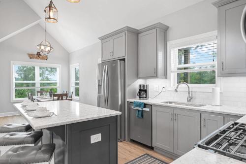 Η κουζίνα ή μικρή κουζίνα στο Modern Mountain Home with River Access