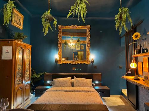 une chambre avec un lit et un miroir dans l'établissement Suite d'exception, luxe, élégance et raffinement, à Aix-en-Provence