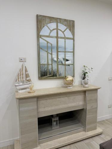 a mirror above a fireplace in a living room at Appartamento il giglio in Terracina