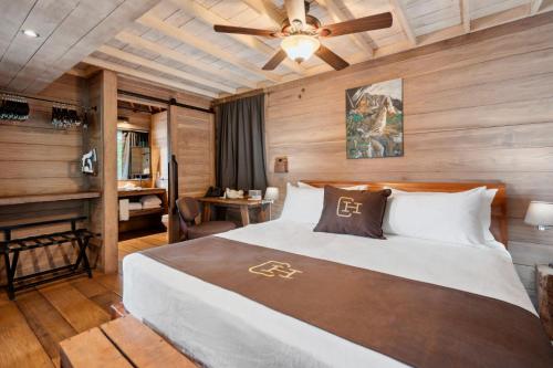Central Hotel Bocas del Toroにあるベッド