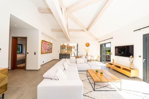 a living room with a white couch and a table at Villa luxe dans domaine Mougins in Mougins