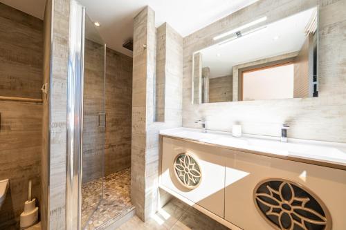 a bathroom with a sink and a shower at Villa luxe dans domaine Mougins in Mougins