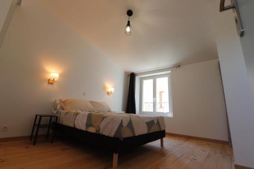 une chambre avec un lit et une fenêtre dans l'établissement La case à nous - Entrevennes, à Entrevennes