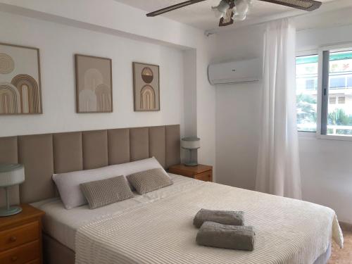 a bedroom with a bed with two towels on it at Vernisa Apartamento Numero Uno in Playa de Gandia