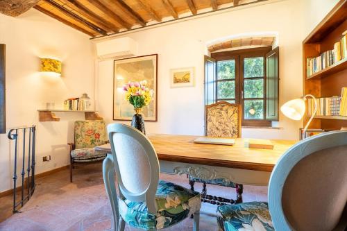 a home office with a wooden table and chairs at Villa La Lespa W-Pool Biliardo and Lake View in Casa SantʼAndrea