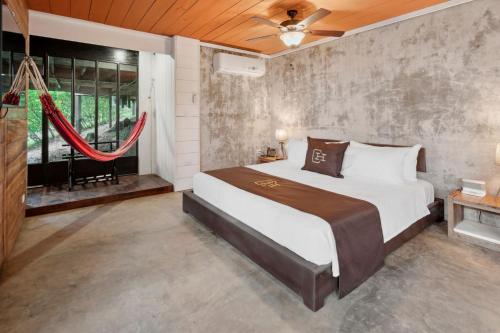 Central Hotel Bocas del Toroにあるベッド