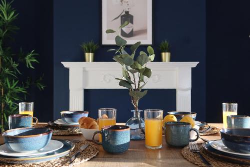 ニューカッスル・アポン・タインにあるModern & Spacious Home Near Newcastle Centre - FREE Private Parking, Great for All Staysのテーブル(皿、オレンジジュース付)