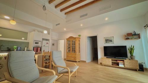 Un televizor și/sau centru de divertisment la Stunning Home, AC, Beach, Backyard, 4 BR