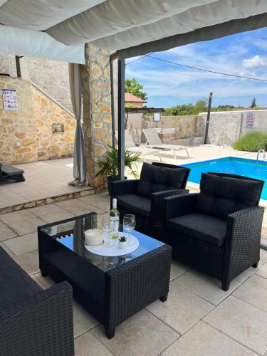 Bazén v ubytování Villa Netto with private Pool and Jacuzzi nebo v jeho okolí