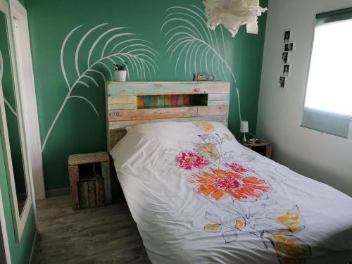 - une chambre avec un lit fleuri dans l'établissement Belle maison entre mer et campagne, à Plouzané