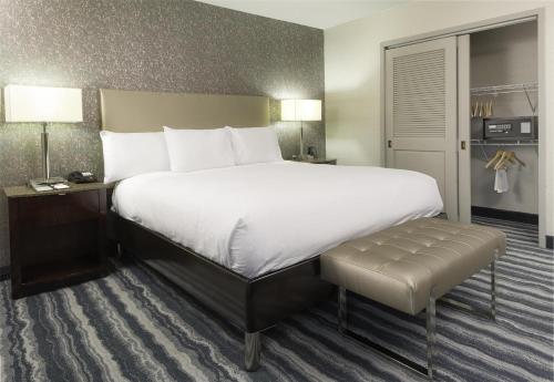 Cama ou camas em um quarto em DoubleTree by Hilton Hotel Wilmington
