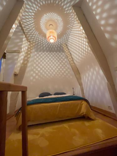 Ce lit se trouve dans un dortoir doté d'un plafond blanc. dans l'établissement country house with pool, à La Chapelle-Blanche