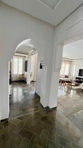 an empty room with a white wall and an archway at Villa Le Domaine Djerba Piscine Chauffée sans vis à vis in Mezraya