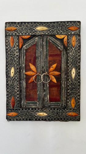 a picture of a wooden door with leaves on it at Villa Le Domaine Djerba Piscine Chauffée sans vis à vis in Mezraya