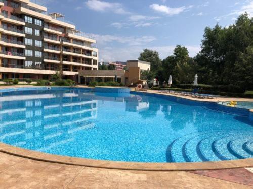 Una gran piscina azul frente a un edificio en Platinum apartment, en Bŭnzareto