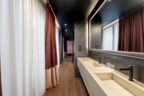 Koupelna v ubytování Eurostars Matera La Suite