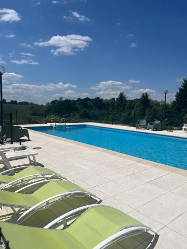 une piscine avec des chaises longues et une piscine dans l'établissement Séjour à la campagne dans un domaine de 4 gîtes, à Boulazac