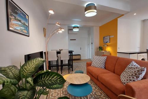 un salon avec un canapé et une table dans l'établissement Chic 1 Bedroom Apartment, à Antibes