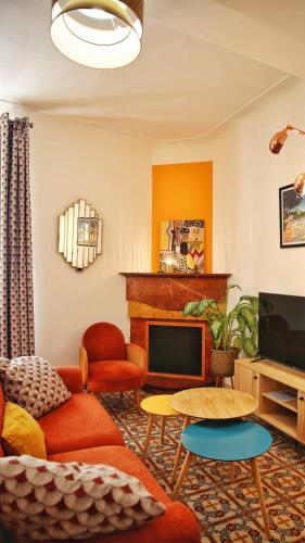 un salon avec un canapé et une télévision dans l'établissement Chic 1 Bedroom Apartment, à Antibes