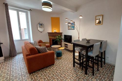 un salon avec une table et une salle à manger dans l'établissement Chic 1 Bedroom Apartment, à Antibes