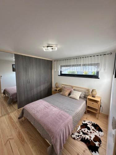 una camera da letto con un letto grande e una finestra di Chalet de charme en pleine ville a Sens