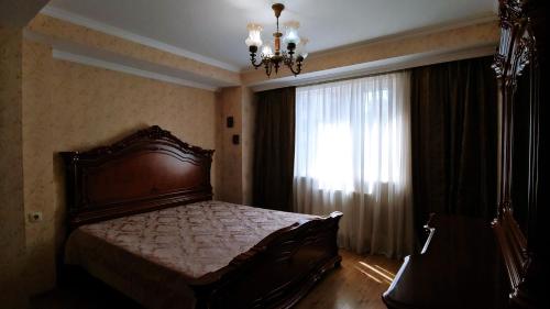 Un dormitorio con una cama grande y una ventana. en App, en Itʼkhvisi