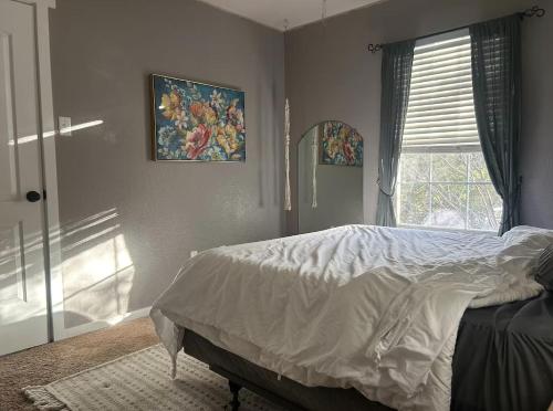 Una cama o camas en una habitación de Quaint & Vivacious Home