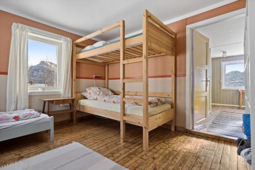 Giường trong phòng chung tại Kvitsand Lofoten adventure