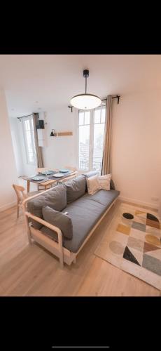 un canapé dans un salon avec une table dans l'établissement 3 pieces au coeur de la piétonne, à Nice