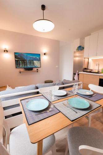 une salle à manger avec une table et un canapé dans l'établissement 3 pieces au coeur de la piétonne, à Nice