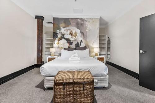 Ένα ή περισσότερα κρεβάτια σε δωμάτιο στο Spacious 2BR in CBD Pool Gym Parking Zodiak Stays