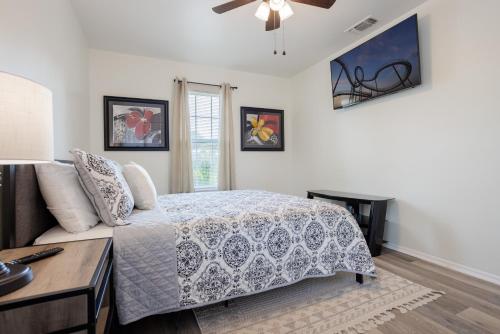 a bedroom with a bed and a couch at 4-BD 3-FullBA SAMedical Cen,Riverwalk,Fiesta,Rodeo in San Antonio