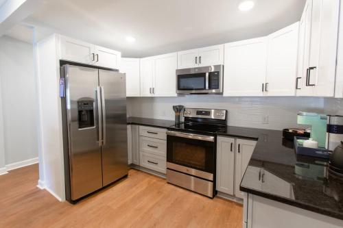 Η κουζίνα ή μικρή κουζίνα στο Charming 2BR Wilmington Bungalow Close to Beaches