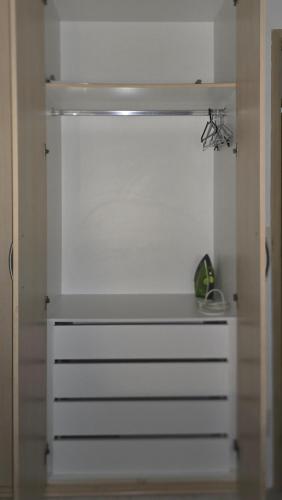 a closet with a white door in a room at Quarto exclusivo, próximo a Dutra e Vale Sul Shopping em SJCampos-SP in São José dos Campos