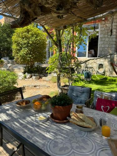 une table avec une assiette de nourriture dessus dans l'établissement Appartements avec jardin dans Villa Rocaille, à Cassis