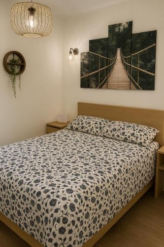 une chambre avec un lit et un tableau au mur dans l'établissement Large and beautiful apartment with panoramic sea views, à Marseille