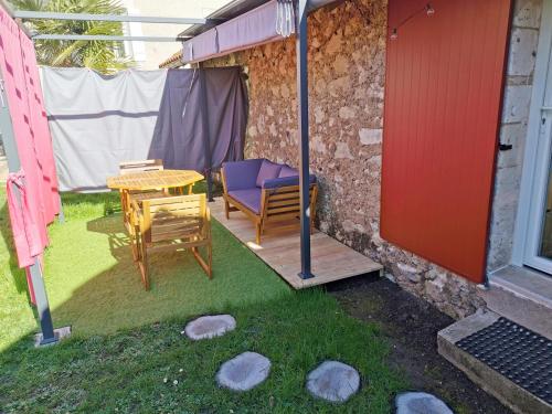 Ein Patio oder anderer Außenbereich in der Unterkunft Gite La Maisonnette