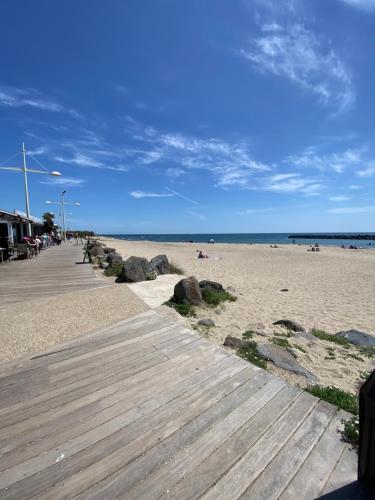 une promenade sur une plage avec des gens sur le sable dans l'établissement Studio entièrement rénové avec grande terrasse pour 4 personnes - Cap d'agde, au Cap d'Agde