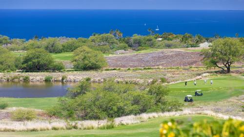 a group of people on a golf course with a lake at ❤PiH❤ Mauna Kea SunsetsOcean and Golf ViewsOptional Mauna Kea Hotel Privileges in Hapuna Beach