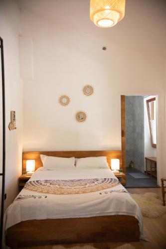 une chambre avec un grand lit avec deux lampes dans l'établissement Nature getaway in cottage, hiking, pool, climbing, à La Penne