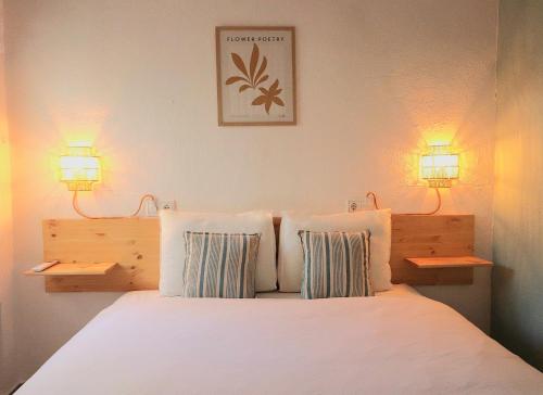 Un dormitorio con una cama con dos lámparas encima. en La Casita Andaluz Marbella 10min Beach Walk, en Marbella