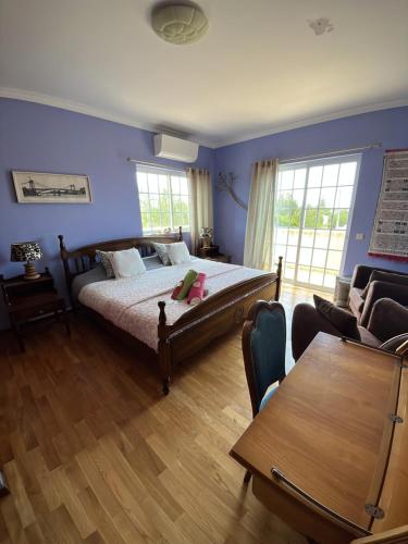 a bedroom with a bed and a couch at Casa dos Ventos in Olhão