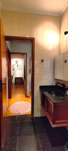 a kitchen with a sink and a door to a room at Hospedaria Casa373 valores acessíveis Vila Mariana e Vila Clementino in Sao Paulo