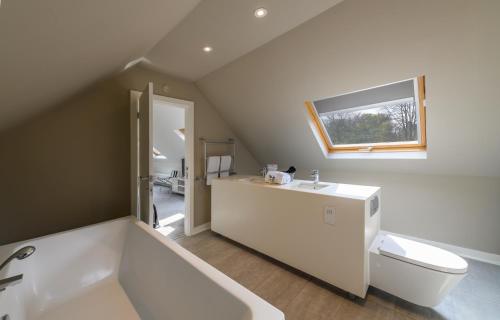Holm House - Stylish Coastal Suites - HEDD Spa - Silures Bar & Restaurant photo 91