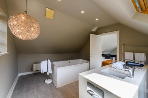 Holm House - Stylish Coastal Suites - HEDD Spa - Silures Bar & Restaurant photo 89