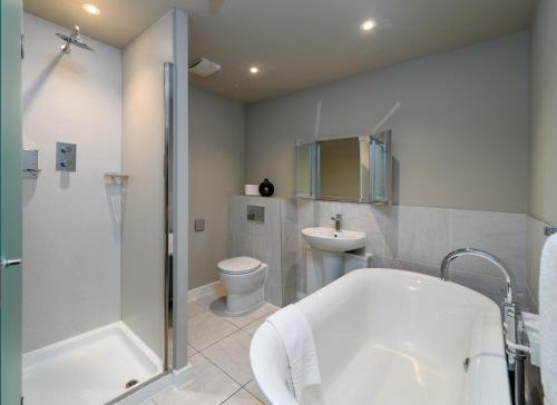Holm House - Stylish Coastal Suites - HEDD Spa - Silures Bar & Restaurant photo 81