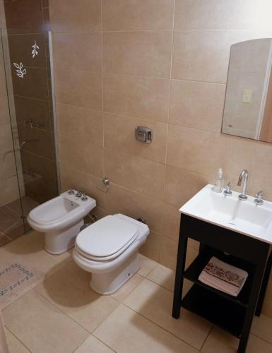 a bathroom with a toilet and a sink at Departamento a 5 min del Centro in Posadas