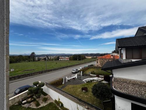 Blick auf eine Straße von einem Gebäude in der Unterkunft Solar de São Pedro in Monção