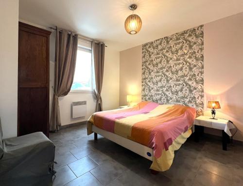 un dormitorio con una cama y una ventana en Maison au calme proche Albi, en Lescure-dʼAlbigeois