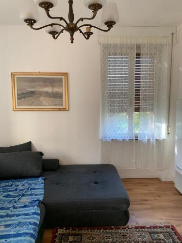 a living room with a couch and a window at Appartamento luna, vicino centro storico in Spilimbergo